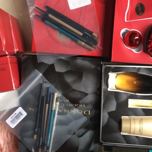 perfumes in men’s and women makeup an makeup bags - Picture 6 of 8